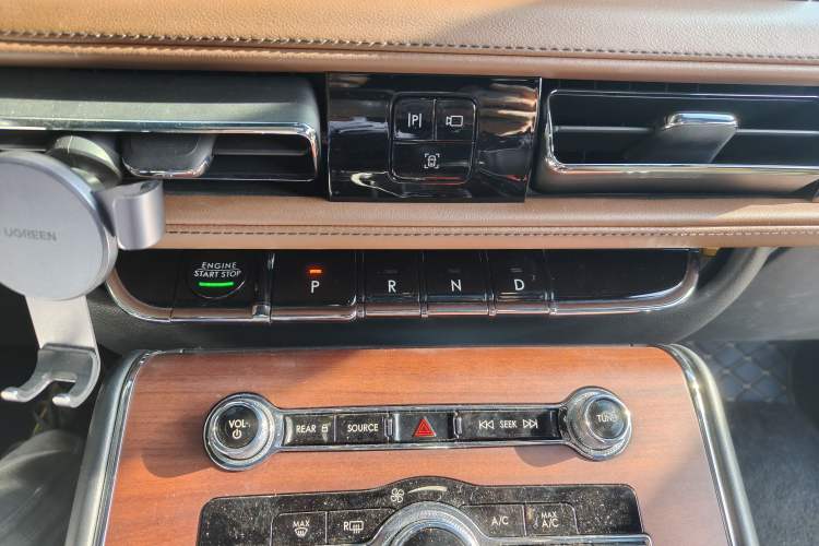 Used Lincoln Aviator 2021 3.0T V6 All-Wheel-Drive Executive Edition Gear Lever