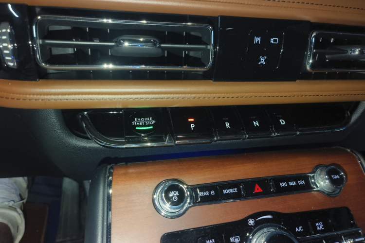 Used Lincoln Aviator 2021 3.0T V6 All-Wheel-Drive Executive Edition Gear Lever