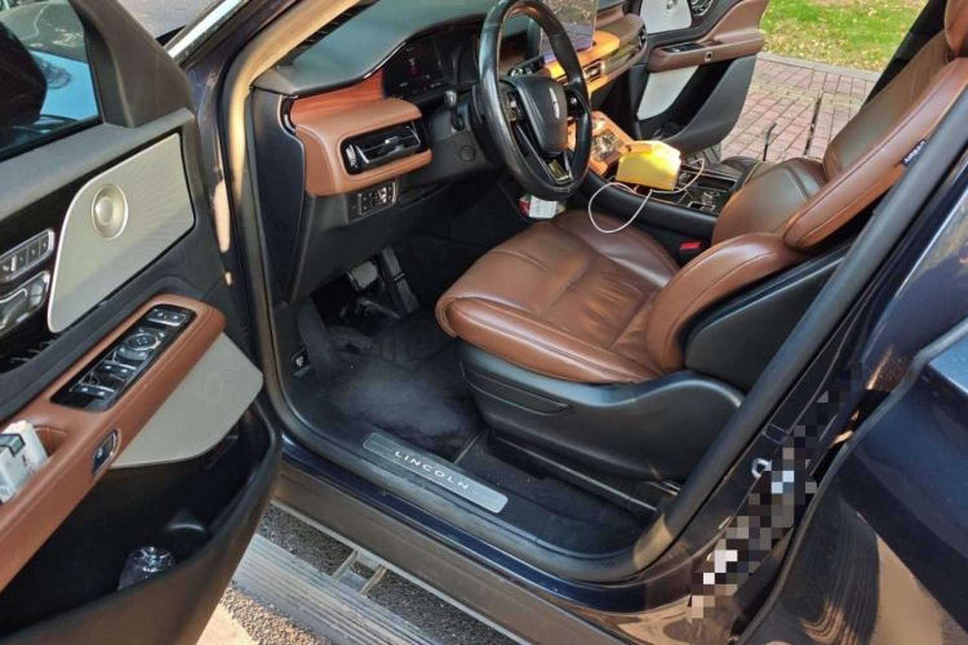 Used Lincoln Aviator 2021 3.0T V6 All-Wheel-Drive Executive Edition Interior 3
