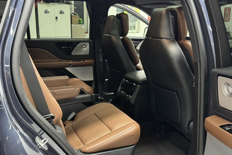 Used Lincoln Aviator 2021 3.0T V6 All-Wheel-Drive Executive Edition Interior 3