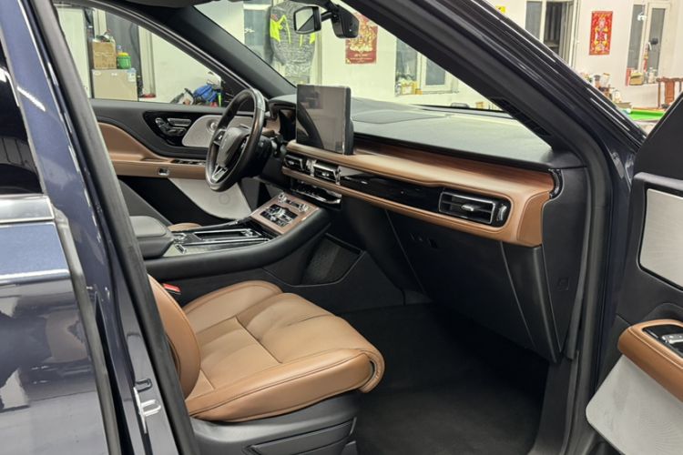 Used Lincoln Aviator 2021 3.0T V6 All-Wheel-Drive Executive Edition Interior 4