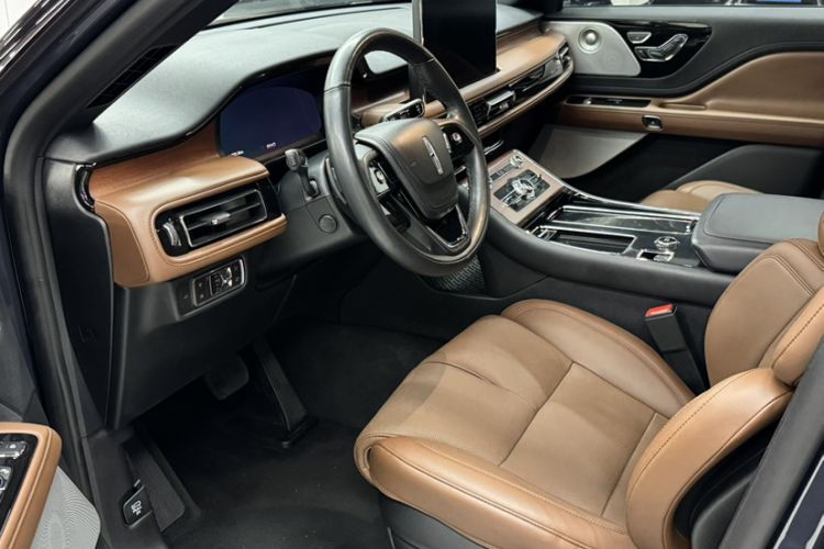 Used Lincoln Aviator 2021 3.0T V6 All-Wheel-Drive Executive Edition Interior 5