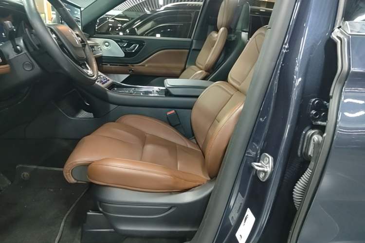 Used Lincoln Aviator 2021 3.0T V6 All-Wheel-Drive Executive Edition Left Front Seat