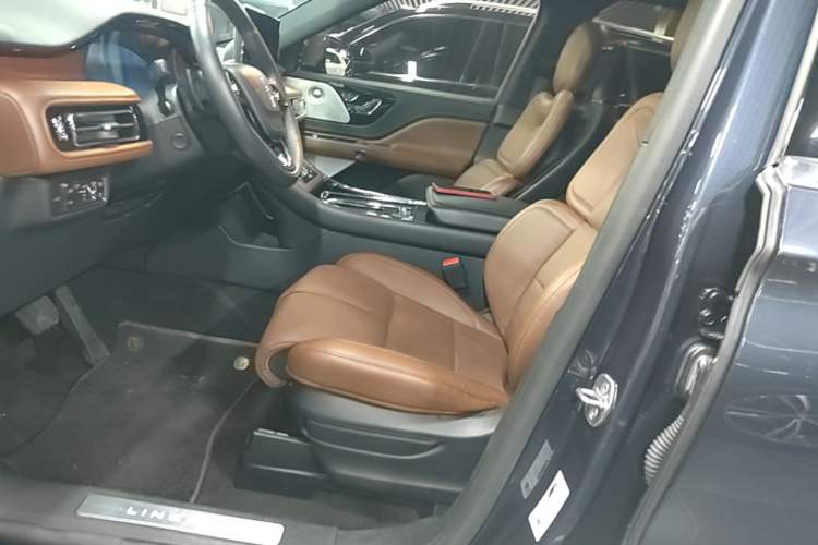 Used Lincoln Aviator 2021 3.0T V6 All-Wheel-Drive Executive Edition Left Front Seat