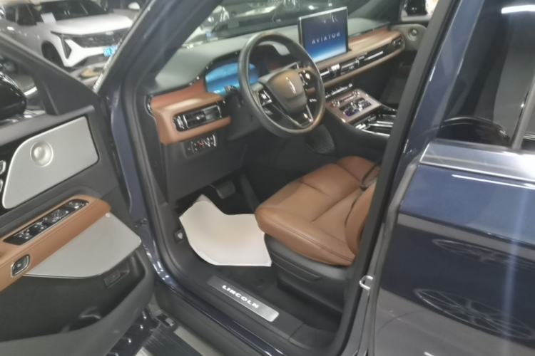 Used Lincoln Aviator 2021 3.0T V6 All-Wheel-Drive Executive Edition Left Front Seat