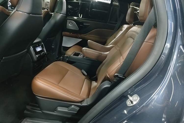 Used Lincoln Aviator 2021 3.0T V6 All-Wheel-Drive Executive Edition Left Rear Seat