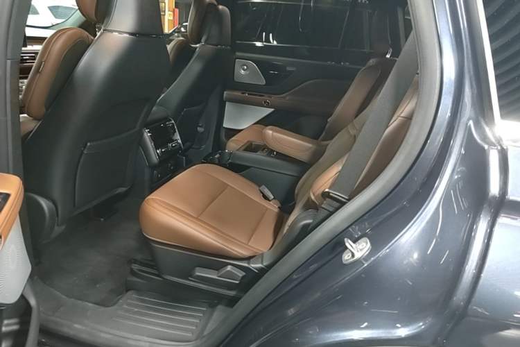 Used Lincoln Aviator 2021 3.0T V6 All-Wheel-Drive Executive Edition Left Rear Seat