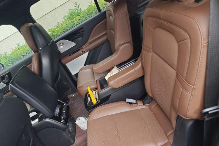 Used Lincoln Aviator 2021 3.0T V6 All-Wheel-Drive Executive Edition Left Rear Seat