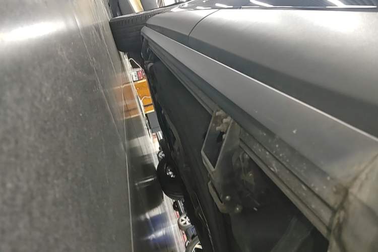Used Lincoln Aviator 2021 3.0T V6 All-Wheel-Drive Executive Edition Left Side Sill