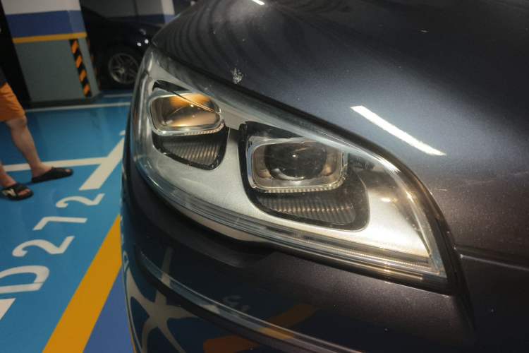 Used Lincoln Aviator 2021 3.0T V6 All-Wheel-Drive Executive Edition Right Front Headlight
