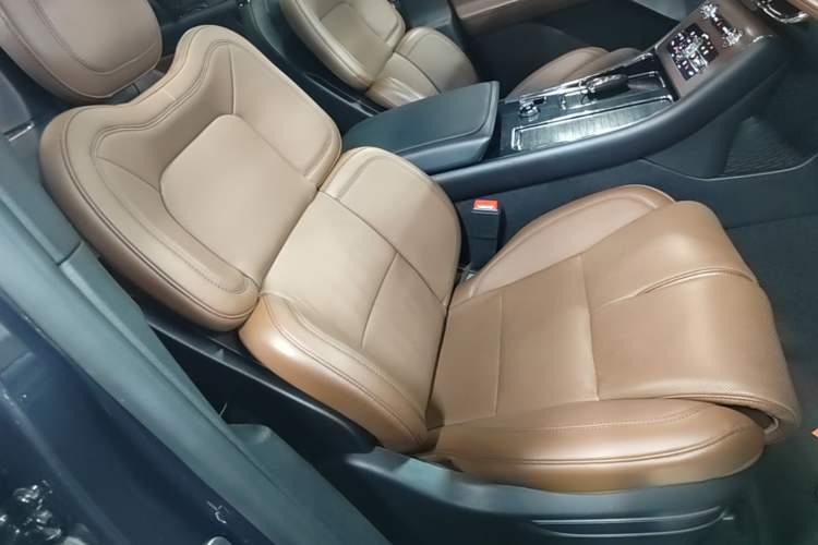 Used Lincoln Aviator 2021 3.0T V6 All-Wheel-Drive Executive Edition Right Front Seat