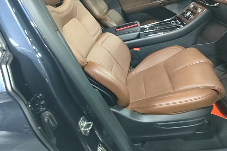 Used Lincoln Aviator 2021 3.0T V6 All-Wheel-Drive Executive Edition Right Front Seat