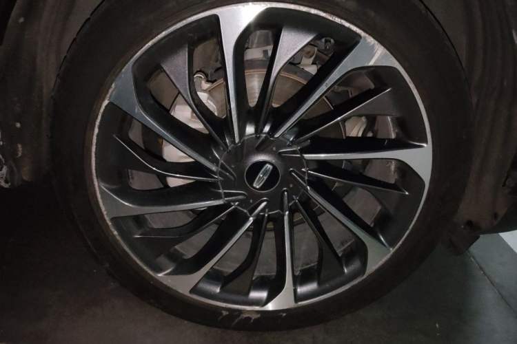 Used Lincoln Aviator 2021 3.0T V6 All-Wheel-Drive Executive Edition Right Front Wheel Hub
