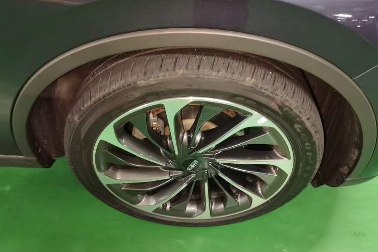 Used Lincoln Aviator 2021 3.0T V6 All-Wheel-Drive Executive Edition Right Front Wheel Hub