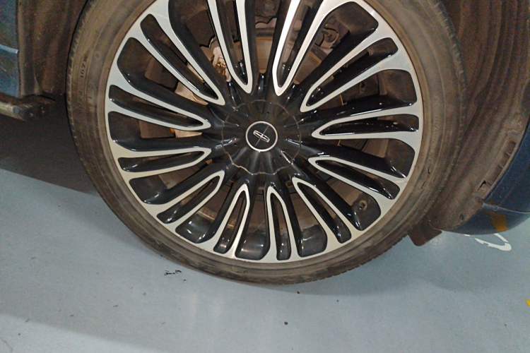 Used Lincoln Aviator 2021 3.0T V6 All-Wheel-Drive Executive Edition Right Front Wheel Hub