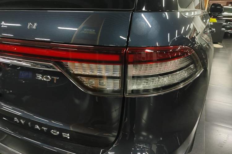 Used Lincoln Aviator 2021 3.0T V6 All-Wheel-Drive Executive Edition Right Rear Taillight