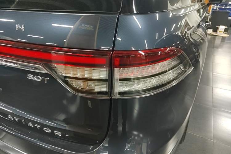 Used Lincoln Aviator 2021 3.0T V6 All-Wheel-Drive Executive Edition Right Rear Taillight