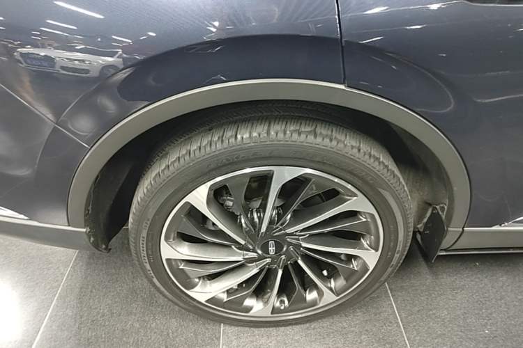 Used Lincoln Aviator 2021 3.0T V6 All-Wheel-Drive Executive Edition Right Rear Wheel Hub