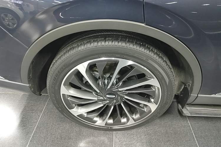 Used Lincoln Aviator 2021 3.0T V6 All-Wheel-Drive Executive Edition Right Rear Wheel Hub