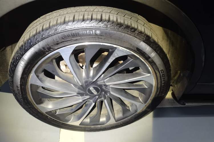 Used Lincoln Aviator 2021 3.0T V6 All-Wheel-Drive Executive Edition Right Rear Wheel Hub