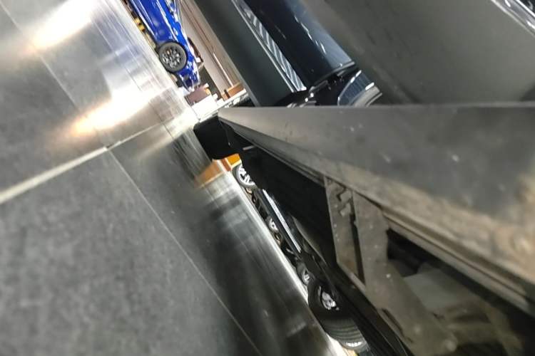 Used Lincoln Aviator 2021 3.0T V6 All-Wheel-Drive Executive Edition Right Side Sill