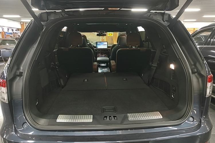 Used Lincoln Aviator 2021 3.0T V6 All-Wheel-Drive Executive Edition Trunk