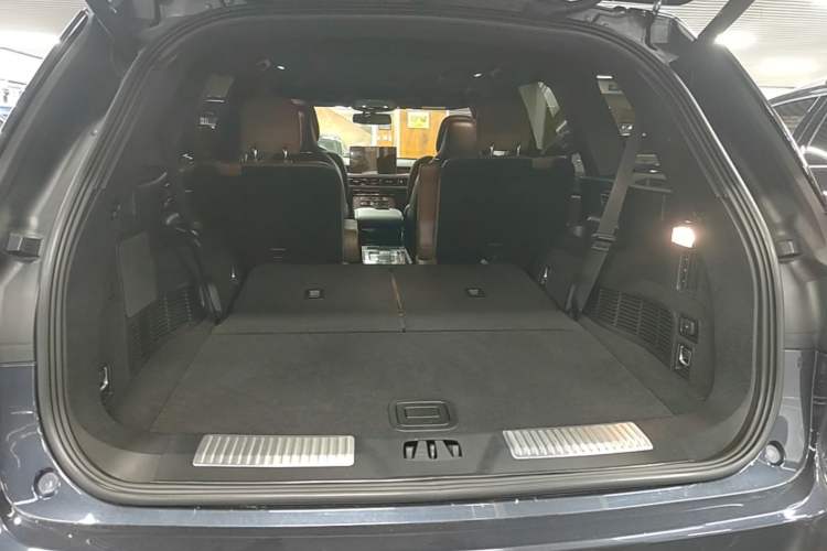 Used Lincoln Aviator 2021 3.0T V6 All-Wheel-Drive Executive Edition Trunk