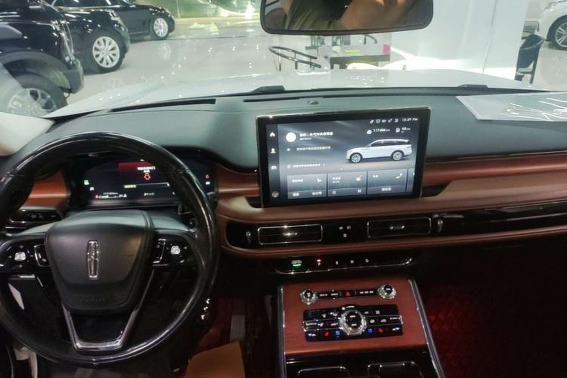 Used Lincoln Aviator 2021 3.0T V6 All-Wheel-Drive Executive Edition Center Console
