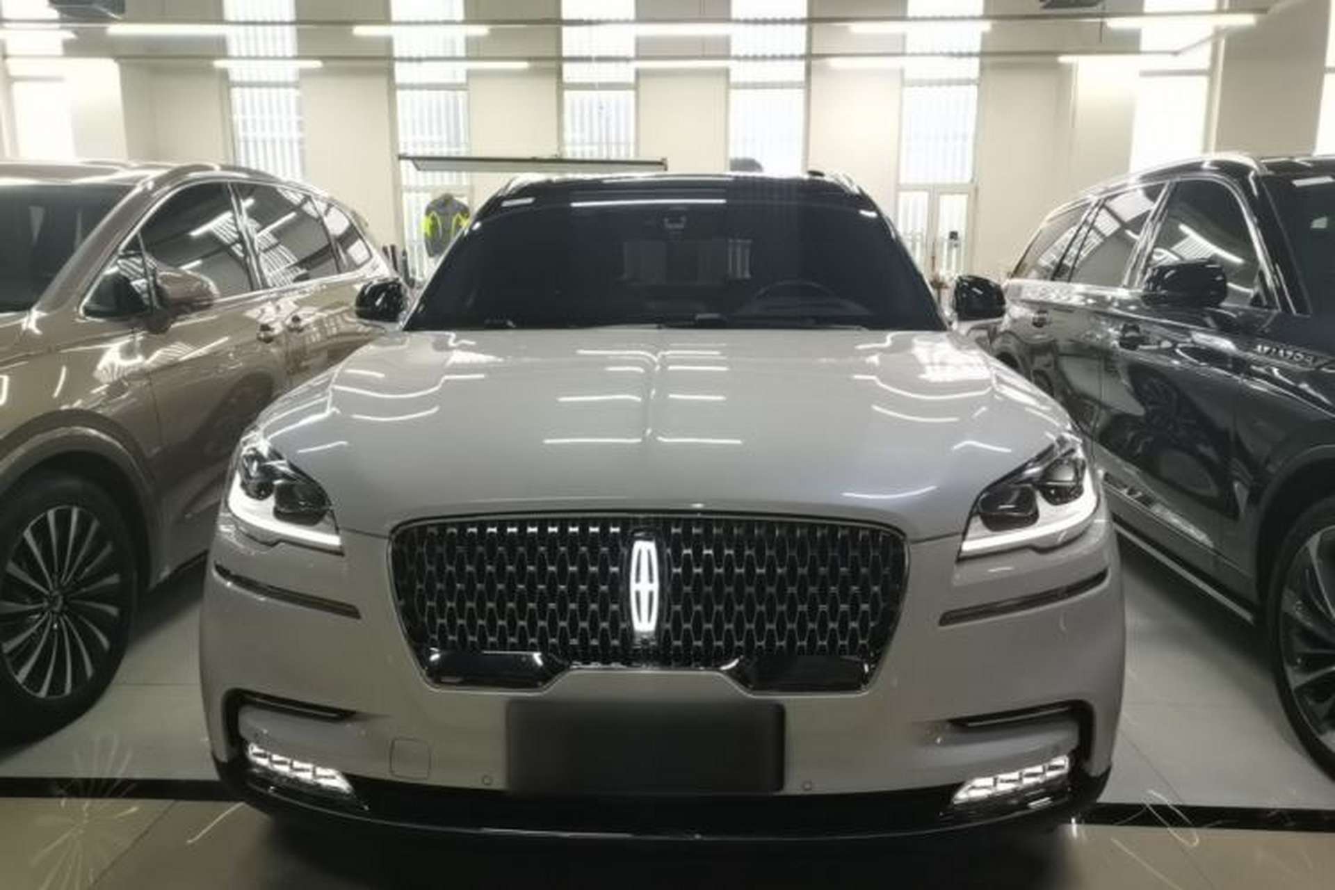 Used Lincoln Aviator 2021 3.0T V6 All-Wheel-Drive Executive Edition Front