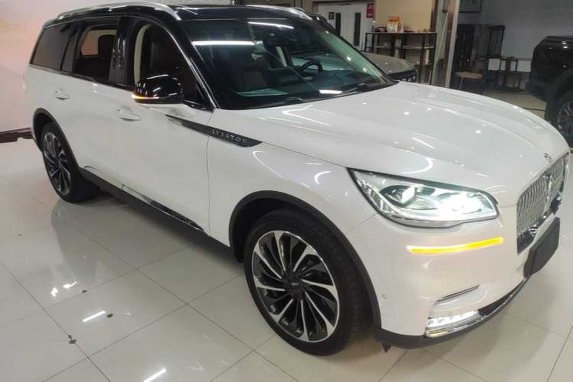 Used Lincoln Aviator 2021 3.0T V6 All-Wheel-Drive Executive Edition Front Right 45 Deg