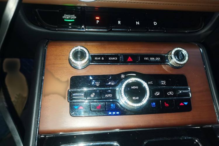Used Lincoln Aviator 2021 3.0T V6 All-Wheel-Drive Executive Edition Gear Lever