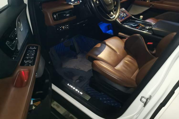 Used Lincoln Aviator 2021 3.0T V6 All-Wheel-Drive Executive Edition Interior 3