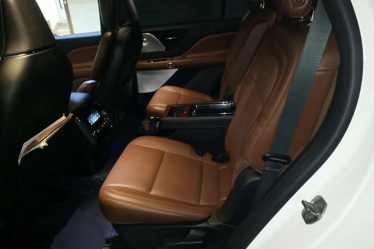 Used Lincoln Aviator 2021 3.0T V6 All-Wheel-Drive Executive Edition Interior 4