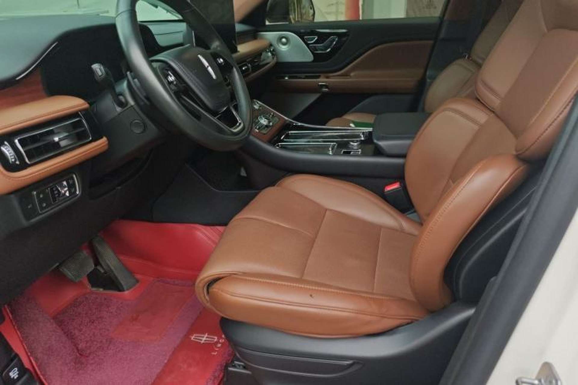 Used Lincoln Aviator 2021 3.0T V6 All-Wheel-Drive Executive Edition Left Front Seat