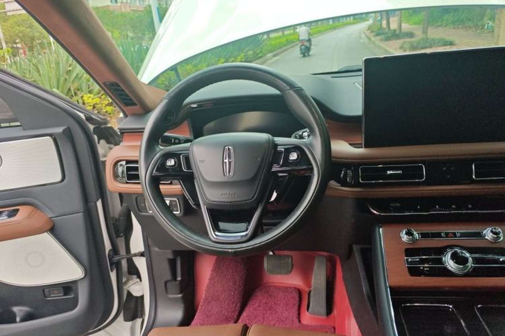 Used Lincoln Aviator 2021 3.0T V6 All-Wheel-Drive Executive Edition Steering Wheel