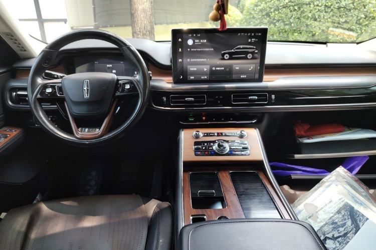 Used Lincoln Aviator 2022 3.0T V6 Four-Wheel Drive Luxury Edition Center Console