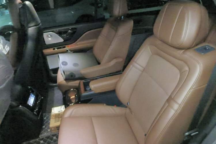 Used Lincoln Aviator 2022 3.0T V6 Four-Wheel Drive Executive Edition Left Rear Seat