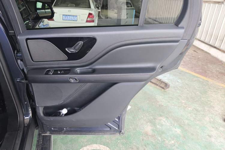 Used Lincoln Aviator 2022 3.0T V6 Four-Wheel Drive Luxury Edition Right Rear Door Interior