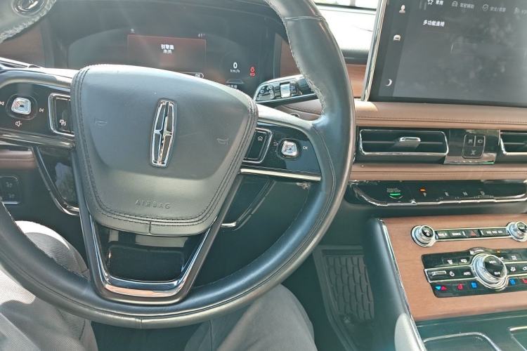 Used Lincoln Aviator 2022 3.0T V6 Four-Wheel Drive Luxury Edition Center Console