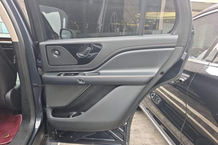 Used Lincoln Aviator 2022 3.0T V6 Four-Wheel Drive Luxury Edition Right Rear Door Interior