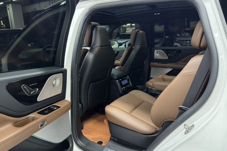 Used Lincoln Aviator 2022 3.0T V6 Four-Wheel Drive Executive Edition Left Rear Seat