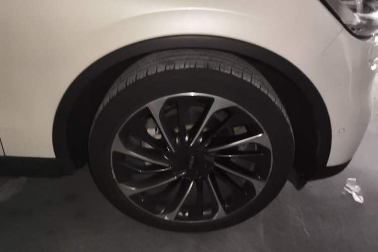 Used Lincoln Aviator 2022 3.0T V6 Four-Wheel Drive Executive Edition Right Front Wheel Hub