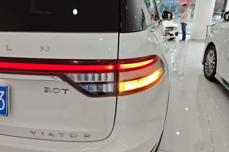 Used Lincoln Aviator 2022 3.0T V6 Four-Wheel Drive Luxury Edition Right Rear Taillight