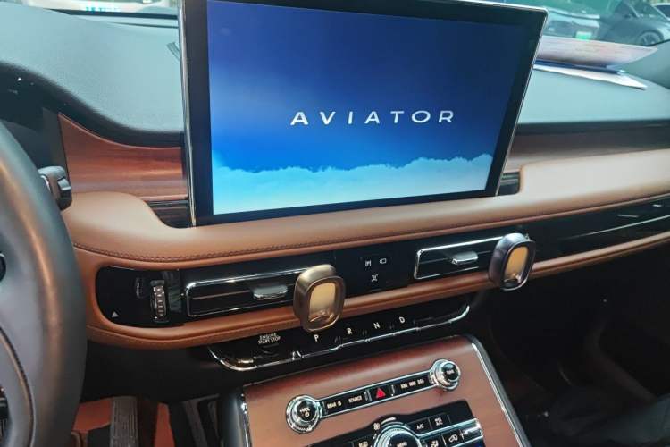 Used Lincoln Aviator 2023 3.0T V6 All-Wheel-Drive Zunya Cruise Version Six Seats Audio And AC Panel