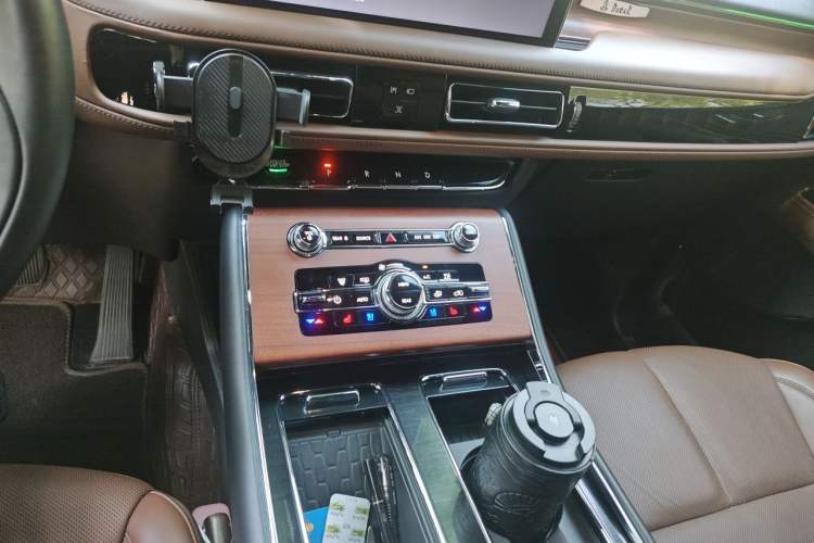 Used Lincoln Aviator 2023 3.0T V6 All-Wheel-Drive Zunya Cruise Version Six Seats Audio And AC Panel