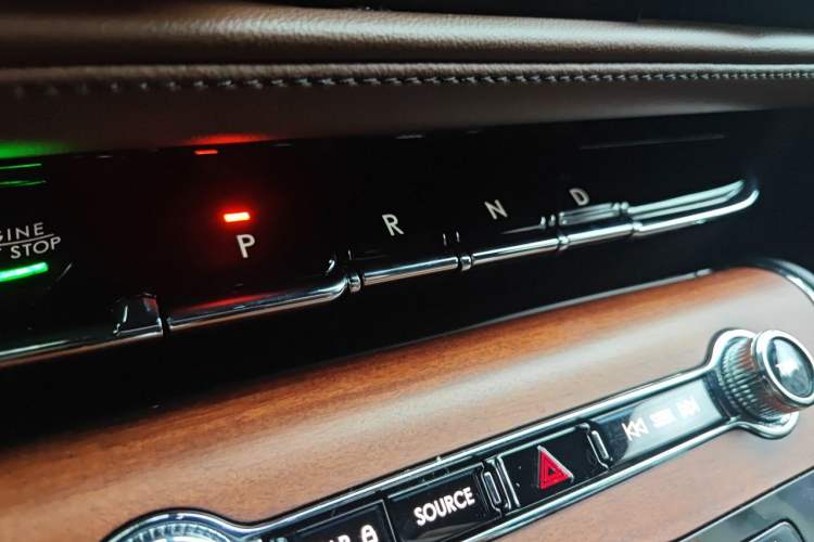 Used Lincoln Aviator 2023 3.0T V6 All-Wheel-Drive Zunya Cruise Version Six Seats Gear Lever