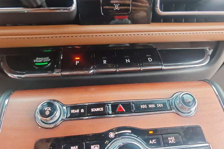 Used Lincoln Aviator 2023 3.0T V6 All-Wheel-Drive Zunya Cruise Version Six Seats Gear Lever