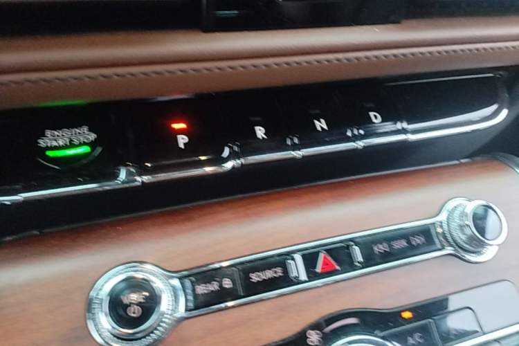 Used Lincoln Aviator 2023 3.0T V6 All-Wheel-Drive Zunya Cruise Version Six Seats Gear Lever