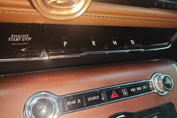 Used Lincoln Aviator 2023 3.0T V6 All-Wheel-Drive Zunya Cruise Version Six Seats Gear Lever