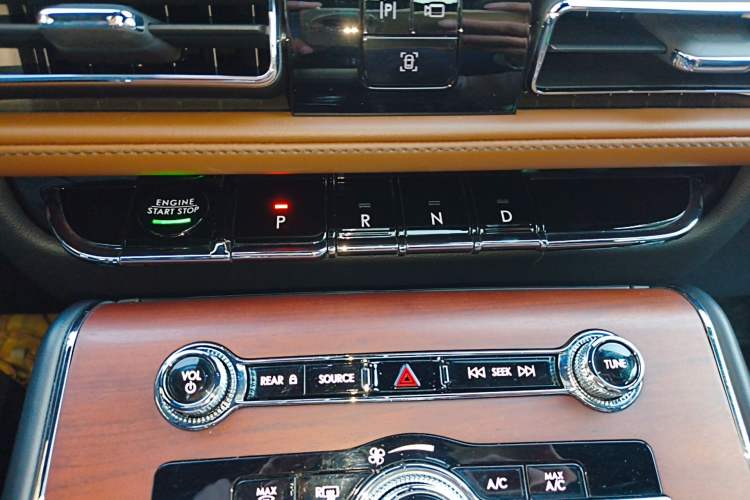 Used Lincoln Aviator 2023 3.0T V6 All-Wheel-Drive Zunya Cruise Version Six Seats Gear Lever